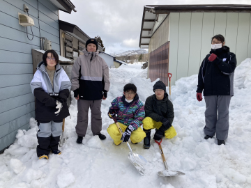 【西山学院高中】高一学生参加志愿活动，为附近独居老人家除雪