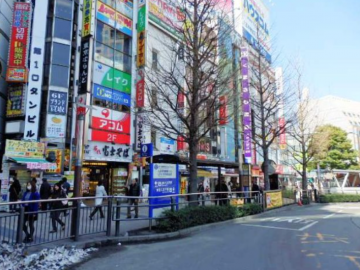 八王子市是不是离东京的市中心很远，很偏僻？