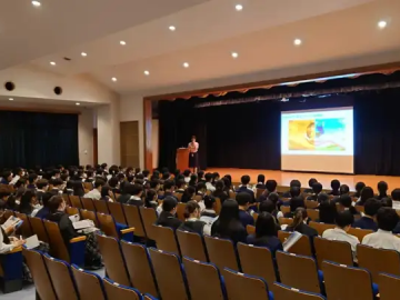 八王子学园八王子高中举行了都立大学演讲会