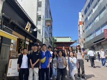 工学院大学附属高中的同学和来自中国深圳的留学生观光东京