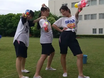 好文学园女子高中举行打水仗活动