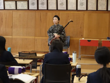 在日本高中用一节课的时间，触摸传统